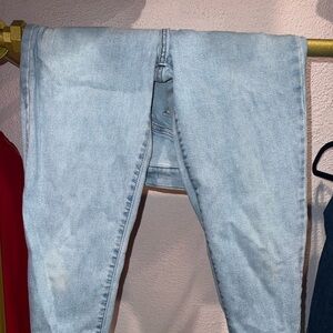 ORIGINAL LEVI'S HIGH WAISTED MOM JEANS!
Size 26